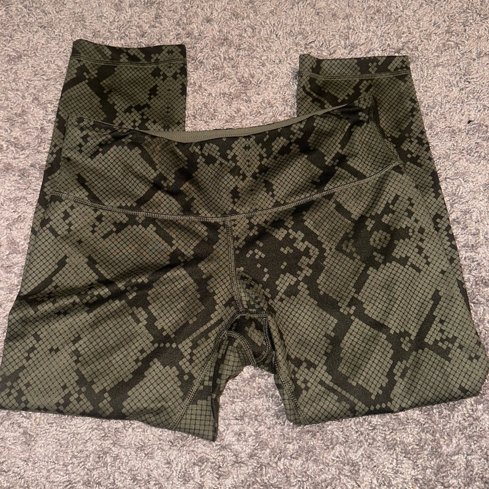 Lululemon Athletica size 8 Green Snakeskin Capri Leggings animal print